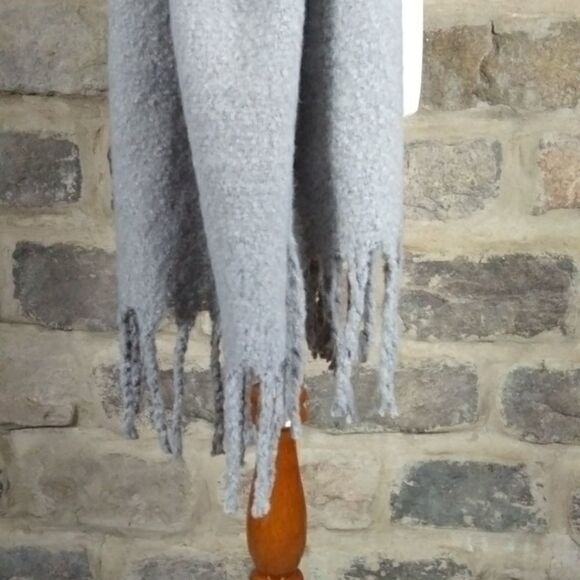 Gray wrap fringe soft‎ 20x72 - Picture 2 of 6